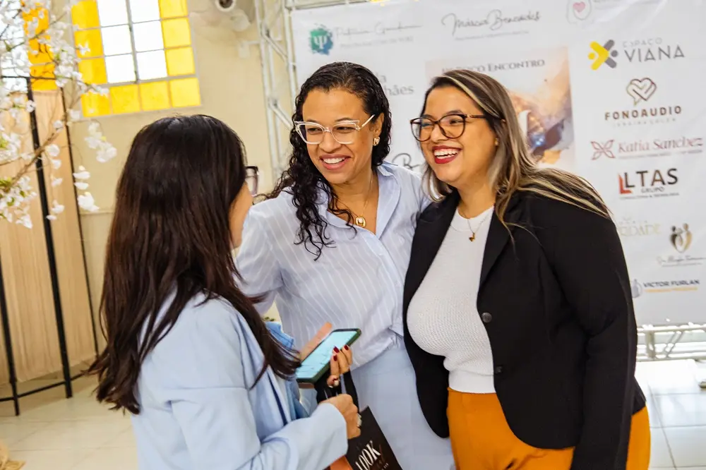 Momentos de descontração e troca de carinho entre a Dra. Keity e as participantes, celebrando o sucesso e a energia contagiante do encontro.